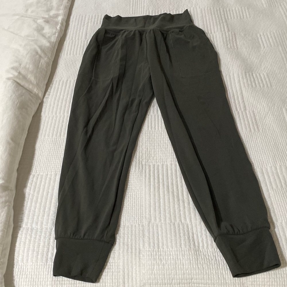 Athleta Cruise jogger in powervita- olive green